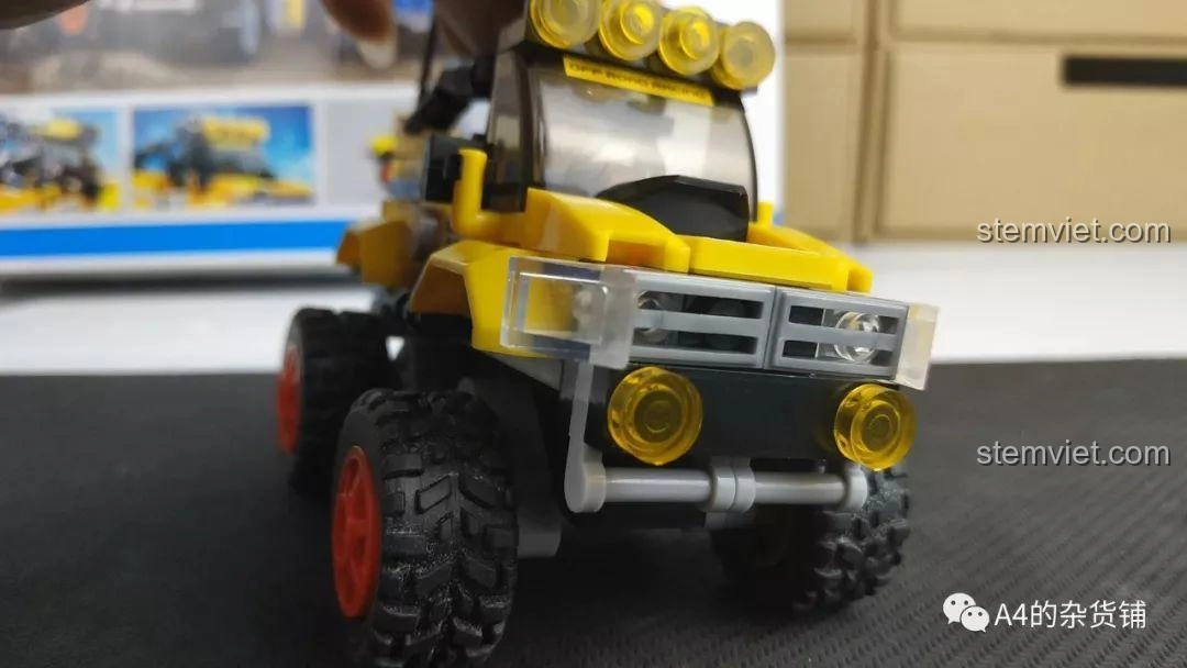 Hộp đồ chơi lắp ráp Sluban M38-B0663D Xe Địa Hình Explorer màu đen, với hình ảnh xe đã lắp ráp và thông tin bộ 158 mảnh ghép, phù hợp cho bé 6+.