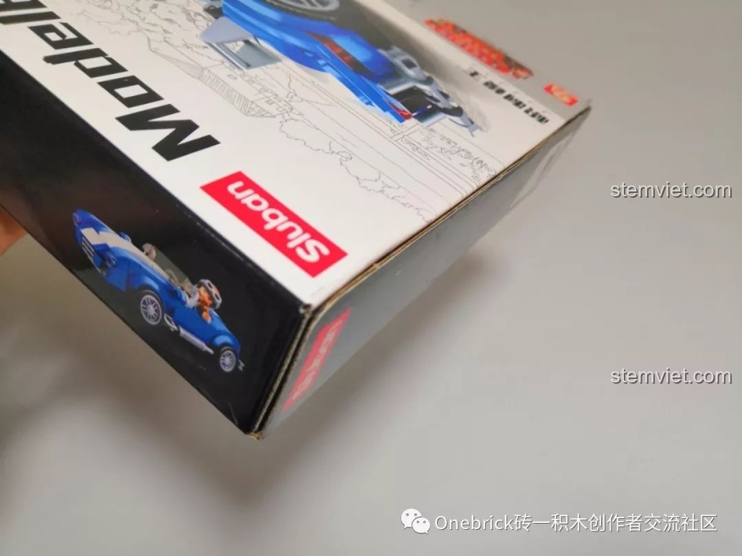 Góc hộp được niêm phong cẩn thận, cho thấy sự chỉn chu trong khâu đóng gói của bộ lắp ráp xe hơi cổ điển Sluban.