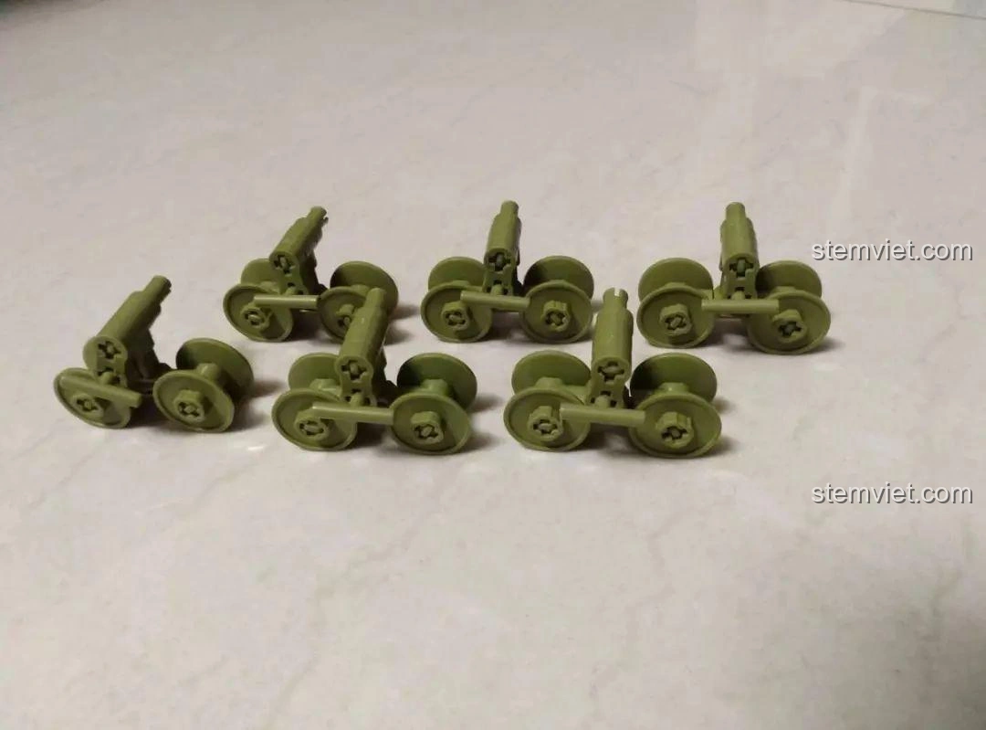 Các chi tiết bánh xe và hệ thống treo của bộ lắp ráp Sluban M38-B0713 mô hình xe tăng Thế chiến II, cần cải thiện độ chắc chắn.