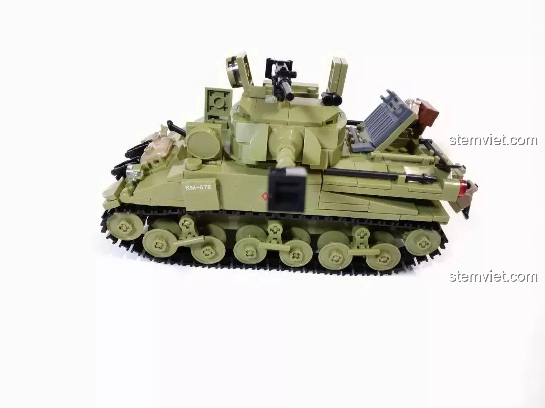 Cảnh quan chiến trường với xe tăng và các công trình của bộ lắp ráp Sluban M38-B0713 mô hình xe tăng Thế chiến II, thể hiện tính đa dạng.