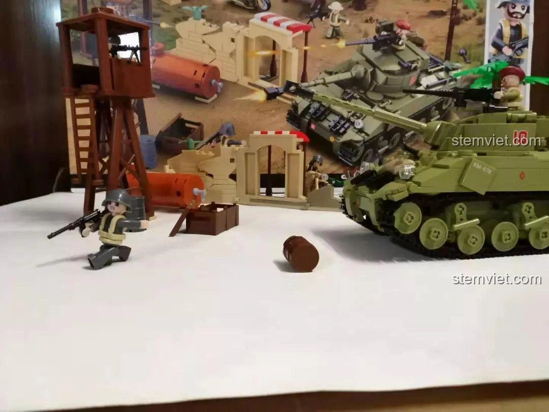 Cảnh quan chiến trường với xe tăng và các công trình của bộ lắp ráp Sluban M38-B0713 mô hình xe tăng Thế chiến II, thể hiện tính đa dạng.