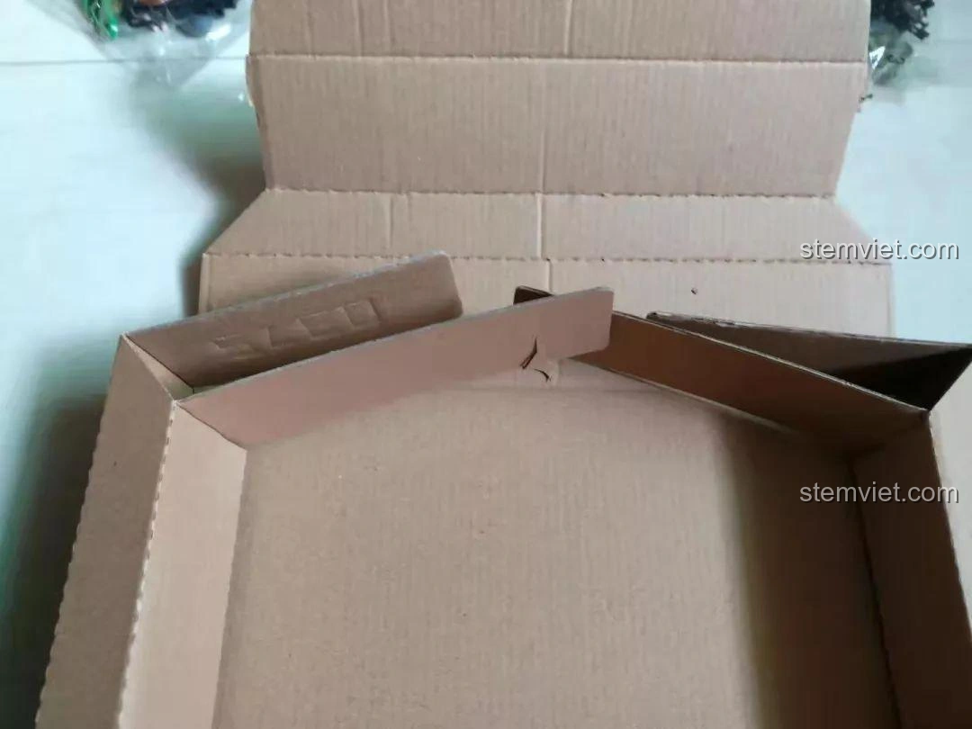 Cận cảnh cấu trúc bên trong hộp bộ lắp ráp Sluban M38-B0713, cho thấy thiết kế chắc chắn và tiện lợi.