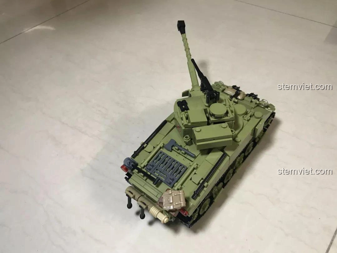 Cảnh lính Đức đang rút lui trong bộ lắp ráp Sluban M38-B0713 mô hình xe tăng Thế chiến II, thể hiện sự kịch tính.