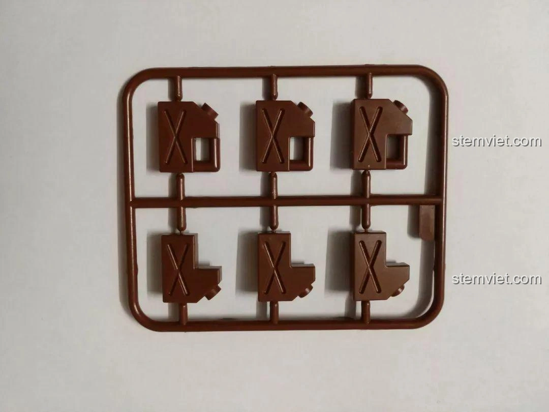 Khung chi tiết phụ kiện vũ khí của bộ lắp ráp Sluban M38-B0713 mô hình xe tăng Thế chiến II, với nhiều loại súng.