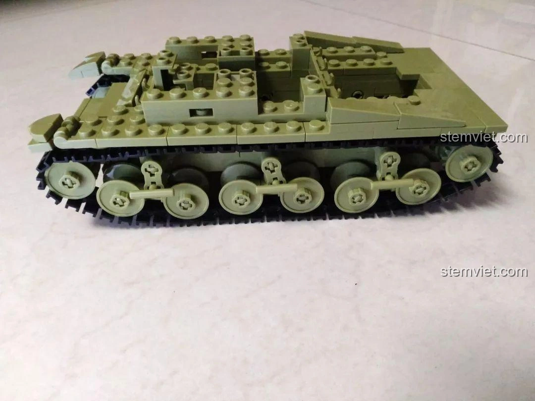 Mô hình xe tăng Sherman Firefly đã hoàn thành của bộ lắp ráp Sluban M38-B0713, nhìn từ góc nghiêng phía trước.
