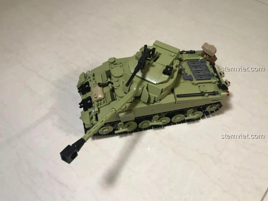 Góc nhìn tổng thể phía sau của mô hình xe tăng Sherman Firefly Sluban M38-B0713, thể hiện sự cân đối.