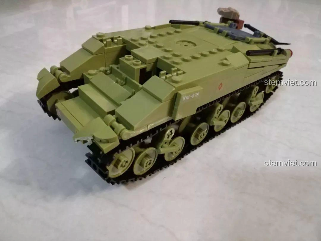 Góc nhìn trực diện phía trước của mô hình xe tăng Sherman Firefly Sluban M38-B0713, thể hiện sự mạnh mẽ.