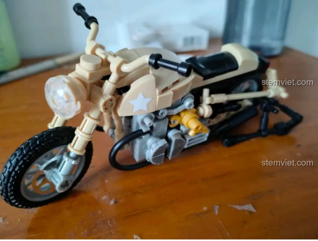 Mô hình Sluban M38-B0959 Mô tô R75 đang trong quá trình lắp ráp, cho thấy cấu trúc bên trong và các chi tiết đã hoàn thành.