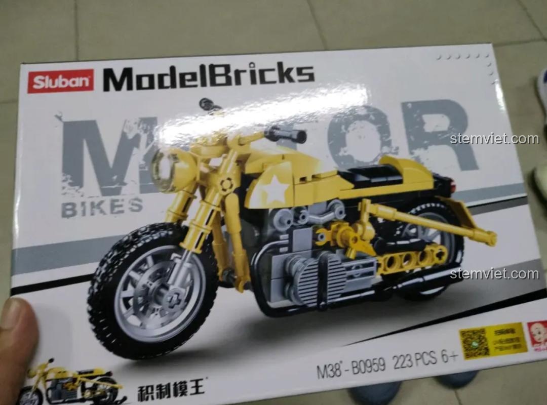 Hộp đồ chơi lắp ráp Sluban M38-B0959 Mô tô R75 tỉ lệ 1:12, màu vàng nổi bật, thu hút bé trai 6 tuổi.