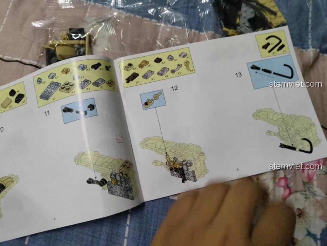 Sách hướng dẫn lắp ráp bộ đồ chơi Sluban M38-B0959 Mô tô R75 với hình ảnh minh họa rõ nét, dễ hiểu cho trẻ em.