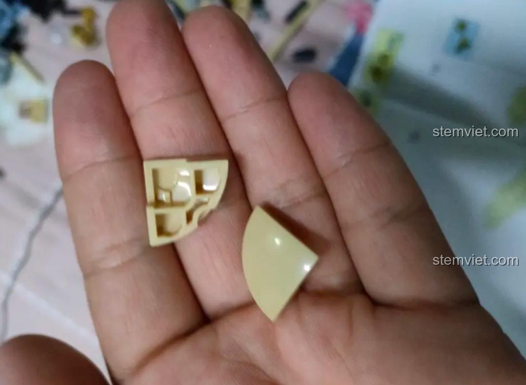 Mảnh ghép cong màu be của bộ đồ chơi Sluban M38-B0959 Mô tô R75, cho thấy sự đa dạng hình dạng.