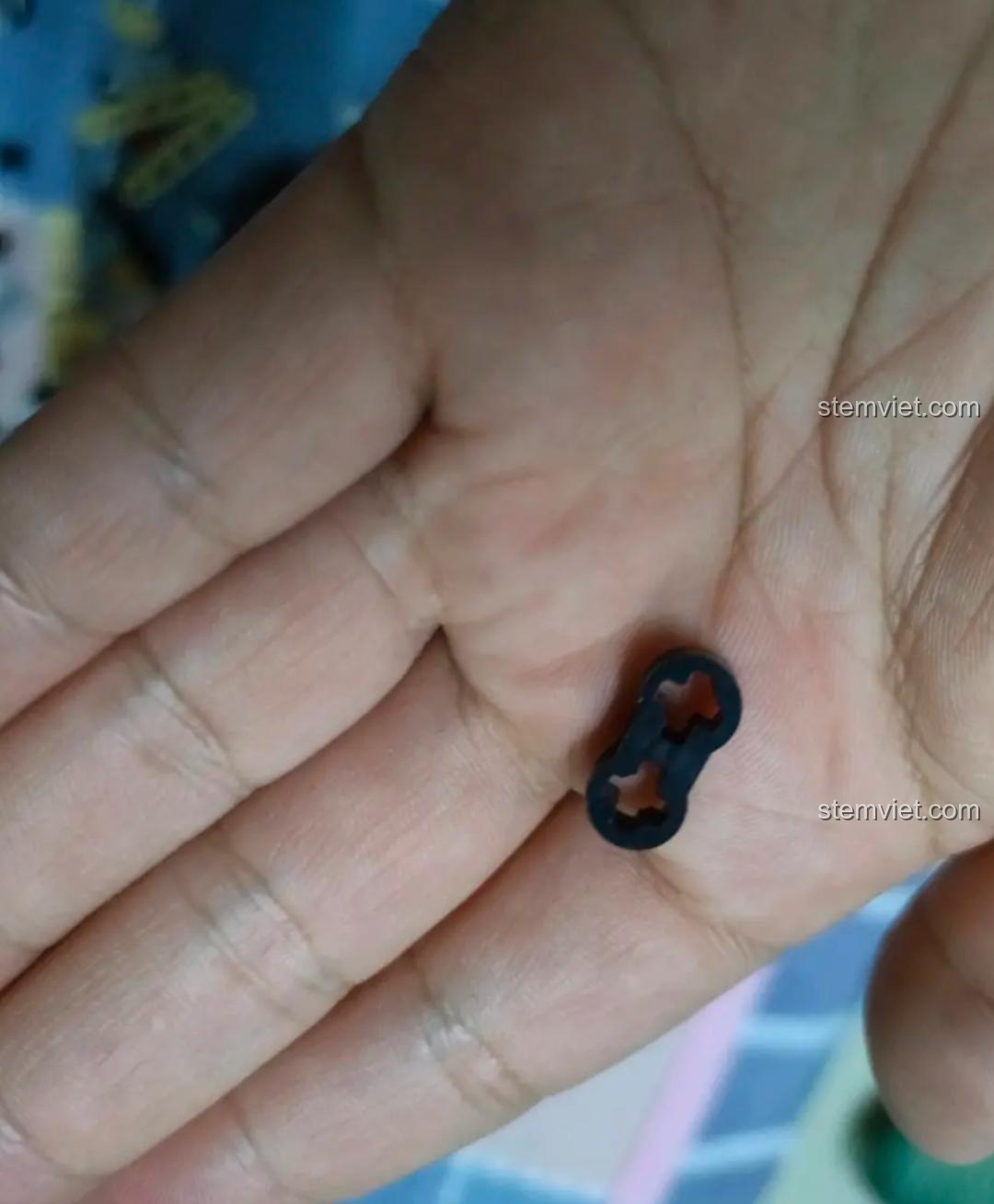 Mảnh ghép đặc biệt hình số 8 màu đen của bộ đồ chơi Sluban M38-B0959 Mô tô R75, thể hiện sự đa dạng chi tiết.