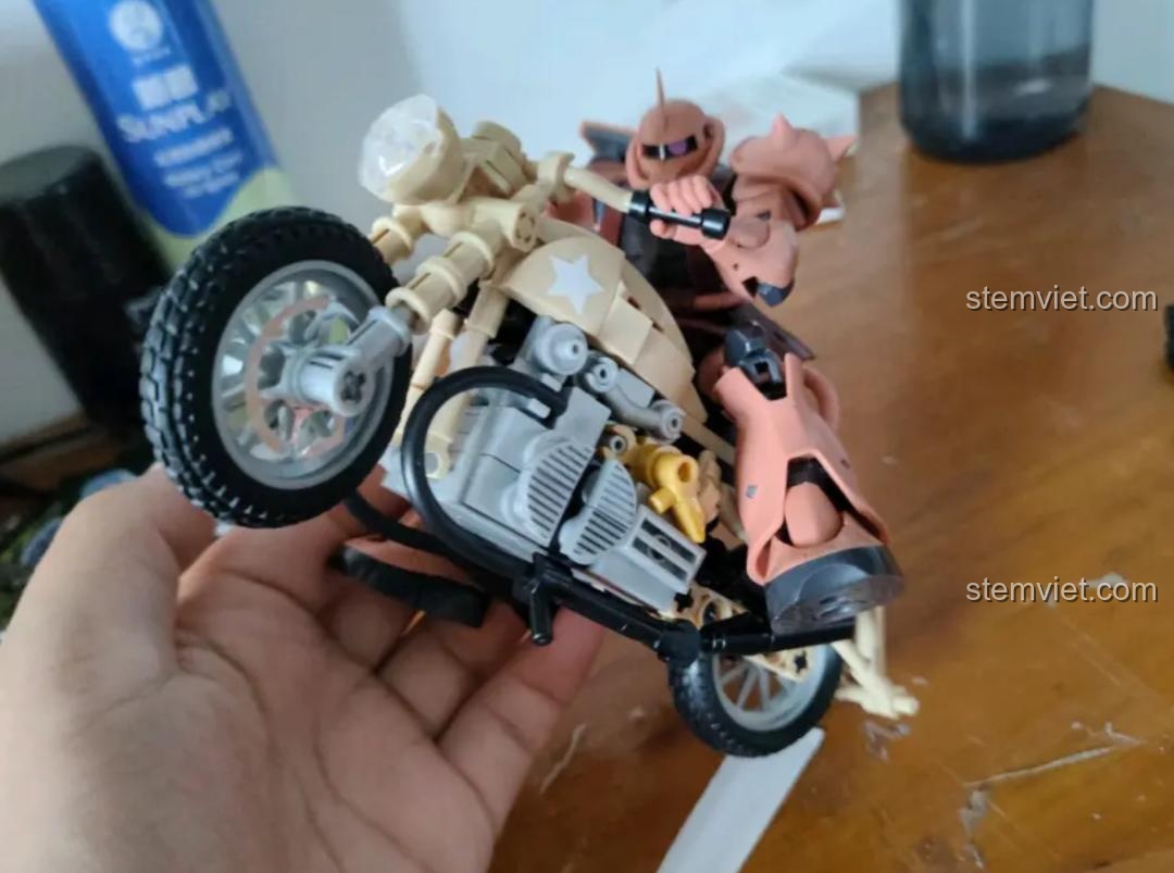 Mô hình Sluban M38-B0959 Mô tô R75 tỉ lệ 1:12 và nhân vật Zaku từ góc nhìn bên hông, thể hiện sự cân đối.