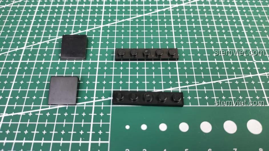 Các mảnh ghép lớn màu đen và be của bộ lắp ghép Sluban M38-B1009 Mô hình Trư Bát Giới, dùng cho phần vai và giáp.