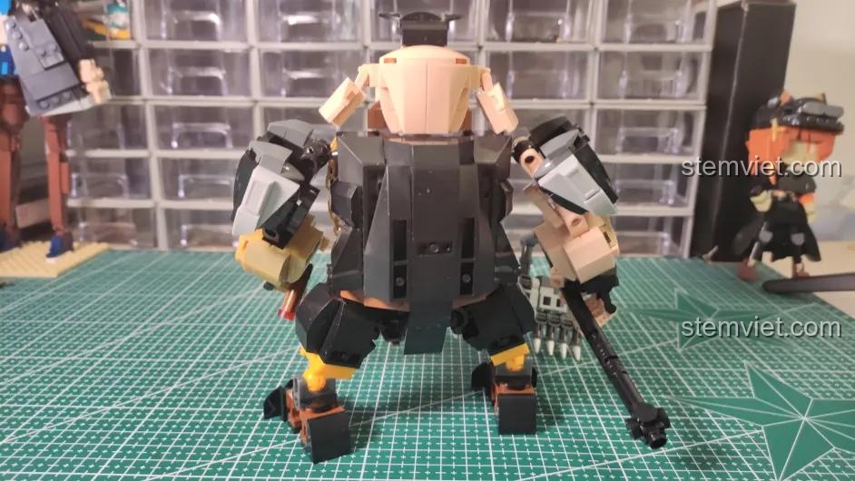 Cận cảnh khuôn mặt của mô hình Trư Bát Giới Phong Cách Hiện Đại Sluban M38-B1009, với kính râm và mũi hồng.