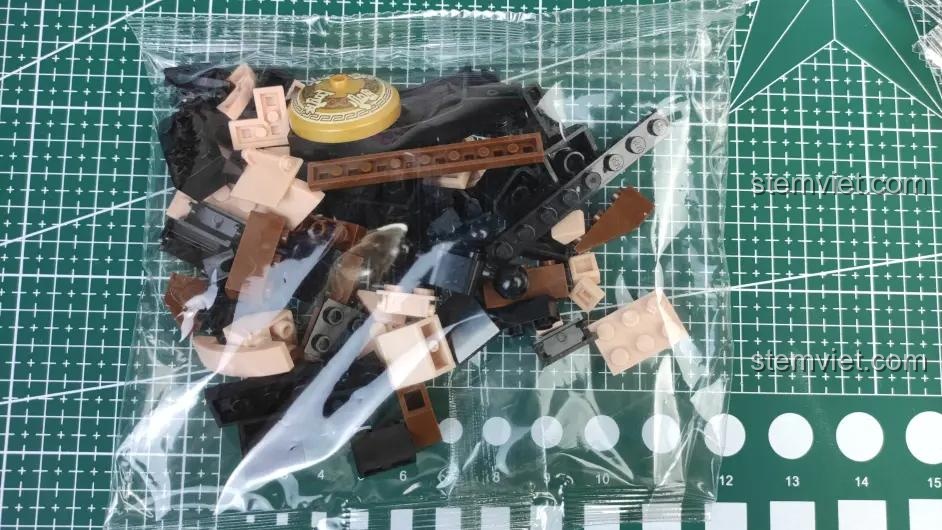 Cận cảnh một túi linh kiện của bộ lắp ghép Sluban M38-B1009 Mô hình Trư Bát Giới, chứa nhiều mảnh ghép màu da và đen.