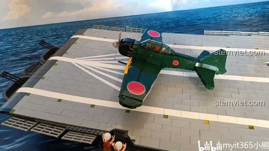 Review Sluban M38 B1108 Máy bay Zero của Nhật với góc nhìn từ phía sau, khoe trọn phần đuôi và cánh.