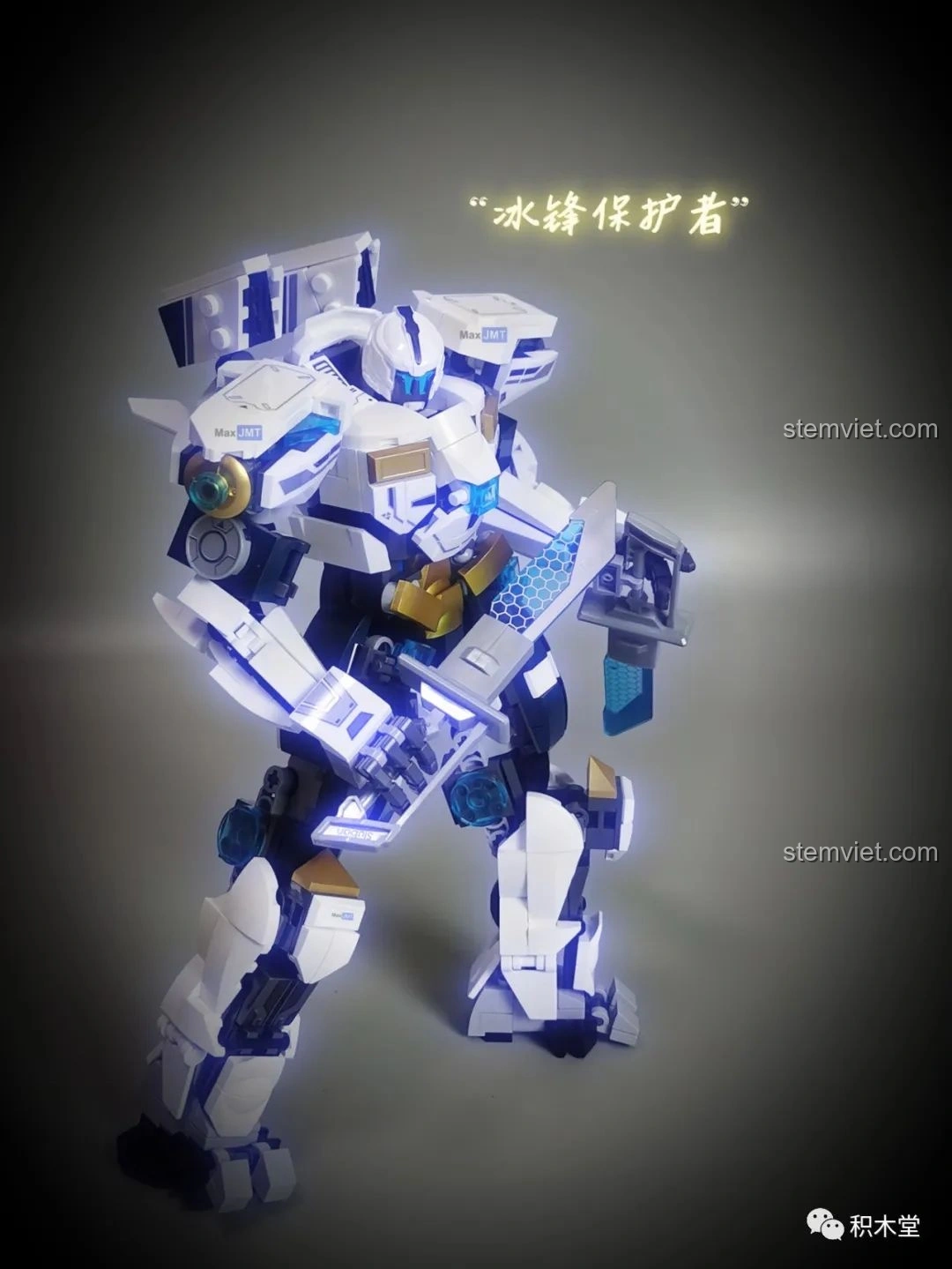 Robot Băng Phong Bảo Vệ Sluban M38-B1151 hoàn chỉnh với hiệu ứng ánh sáng xanh ấn tượng, sẵn sàng chiến đấu.