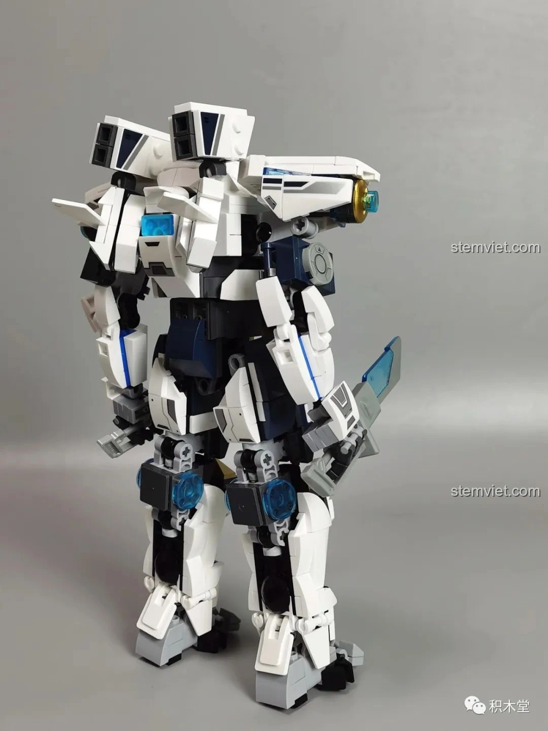 Góc nhìn từ phía sau của Robot Băng Phong Bảo Vệ Sluban M38-B1151, tập trung vào chi tiết giáp lưng.