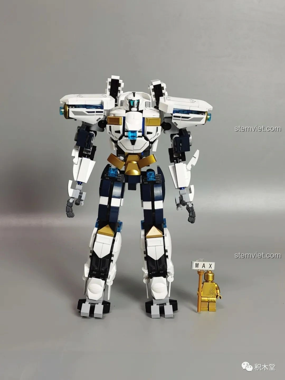 Robot Băng Phong Bảo Vệ Sluban M38-B1151 hoàn chỉnh đứng thẳng, thể hiện sự vững chắc và thiết kế cân đối.