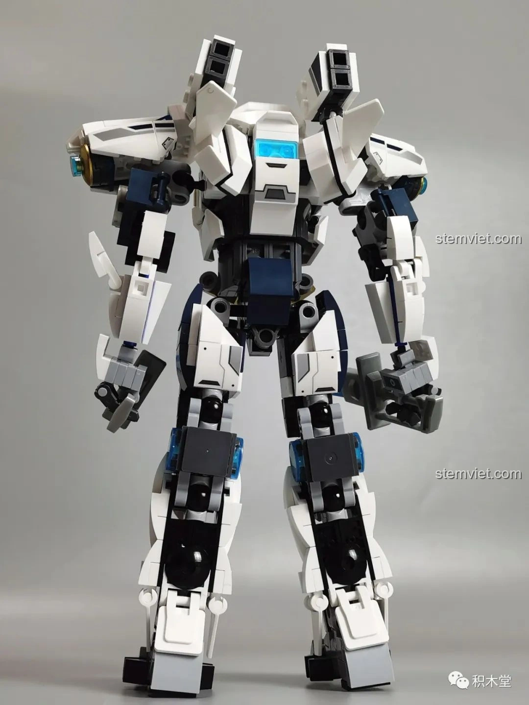 Robot Băng Phong Bảo Vệ Sluban M38-B1151 trong tư thế chiến đấu năng động, thể hiện khả năng tạo dáng.