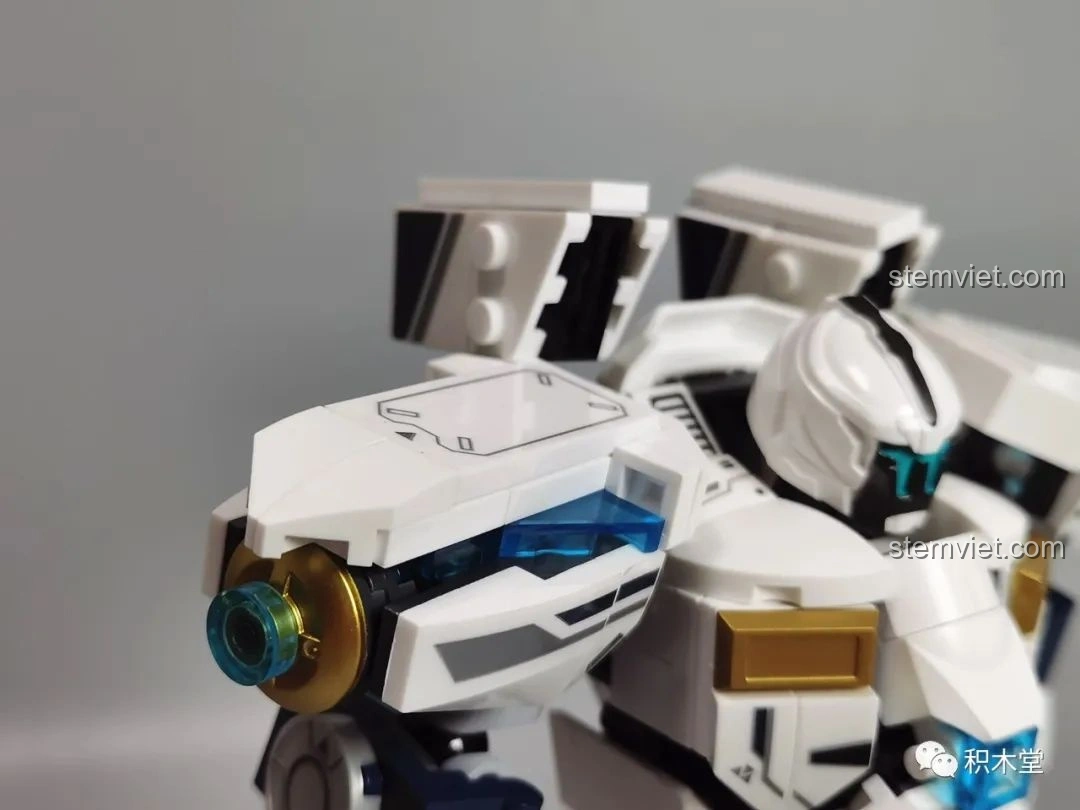 Cận cảnh phần vai của Robot Băng Phong Bảo Vệ Sluban M38-B1151 với chi tiết pháo và giáp.