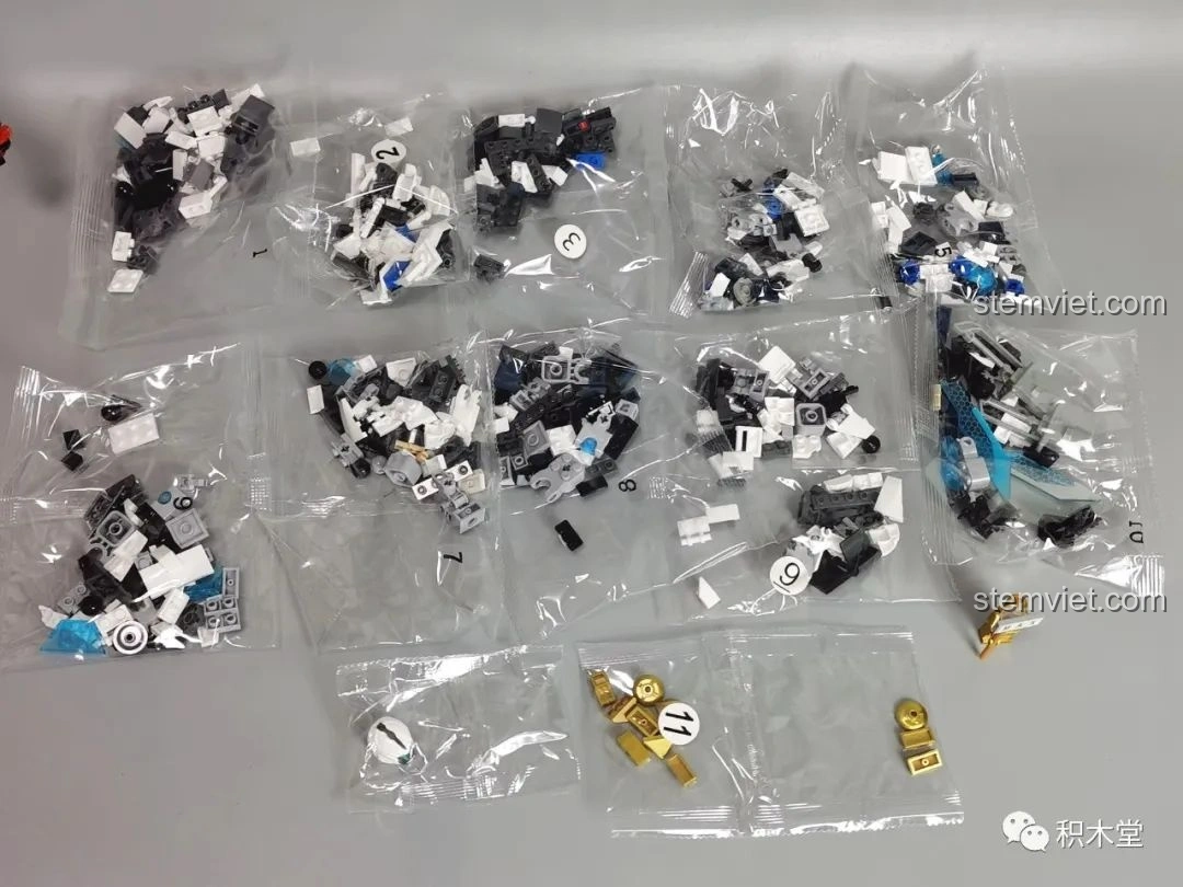 Các túi linh kiện được đánh số của bộ lắp ghép Sluban M38-B1151 Robot Băng Phong Bảo Vệ, sắp xếp gọn gàng.