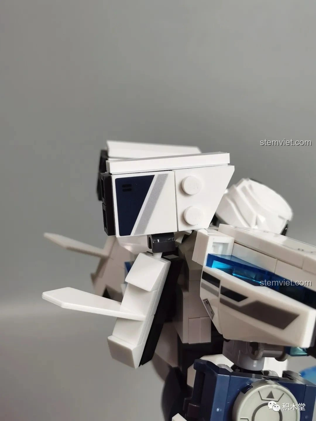 Cận cảnh phần lưng của Robot Băng Phong Bảo Vệ Sluban M38-B1151, cho thấy các chi tiết được che chắn gọn gàng.