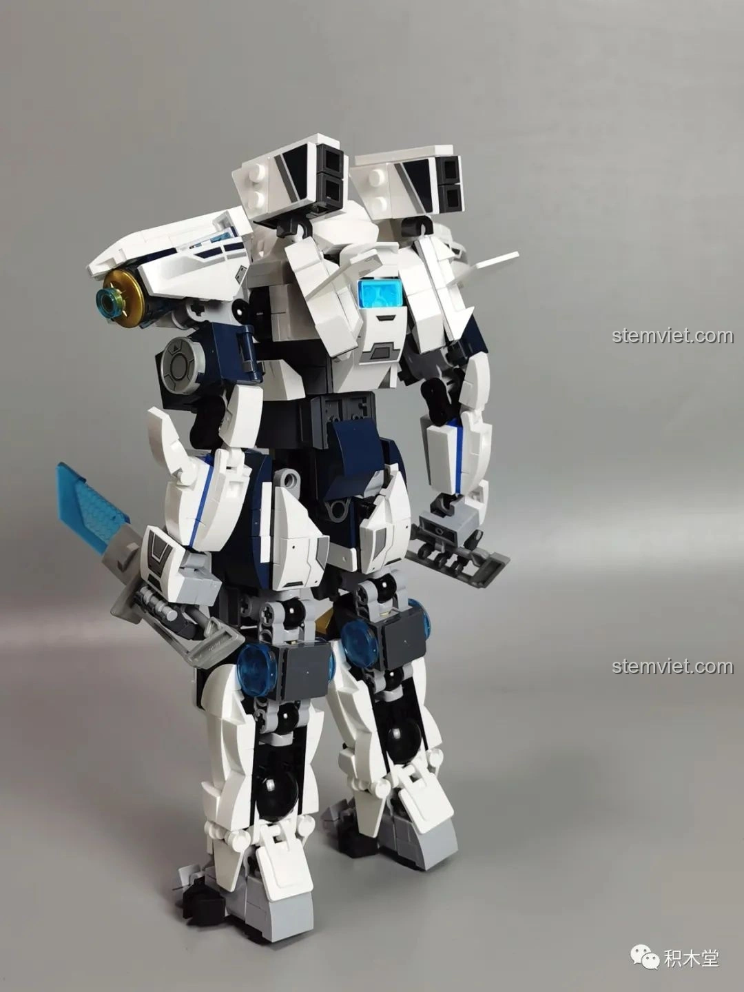 Mặt sau của Robot Băng Phong Bảo Vệ Sluban M38-B1151, thể hiện các chi tiết giáp và pháo gắn lưng.