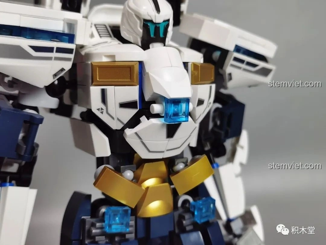 Cận cảnh phần thân trên của Robot Băng Phong Bảo Vệ Sluban M38-B1151 với các chi tiết mạ vàng và xanh trong suốt.