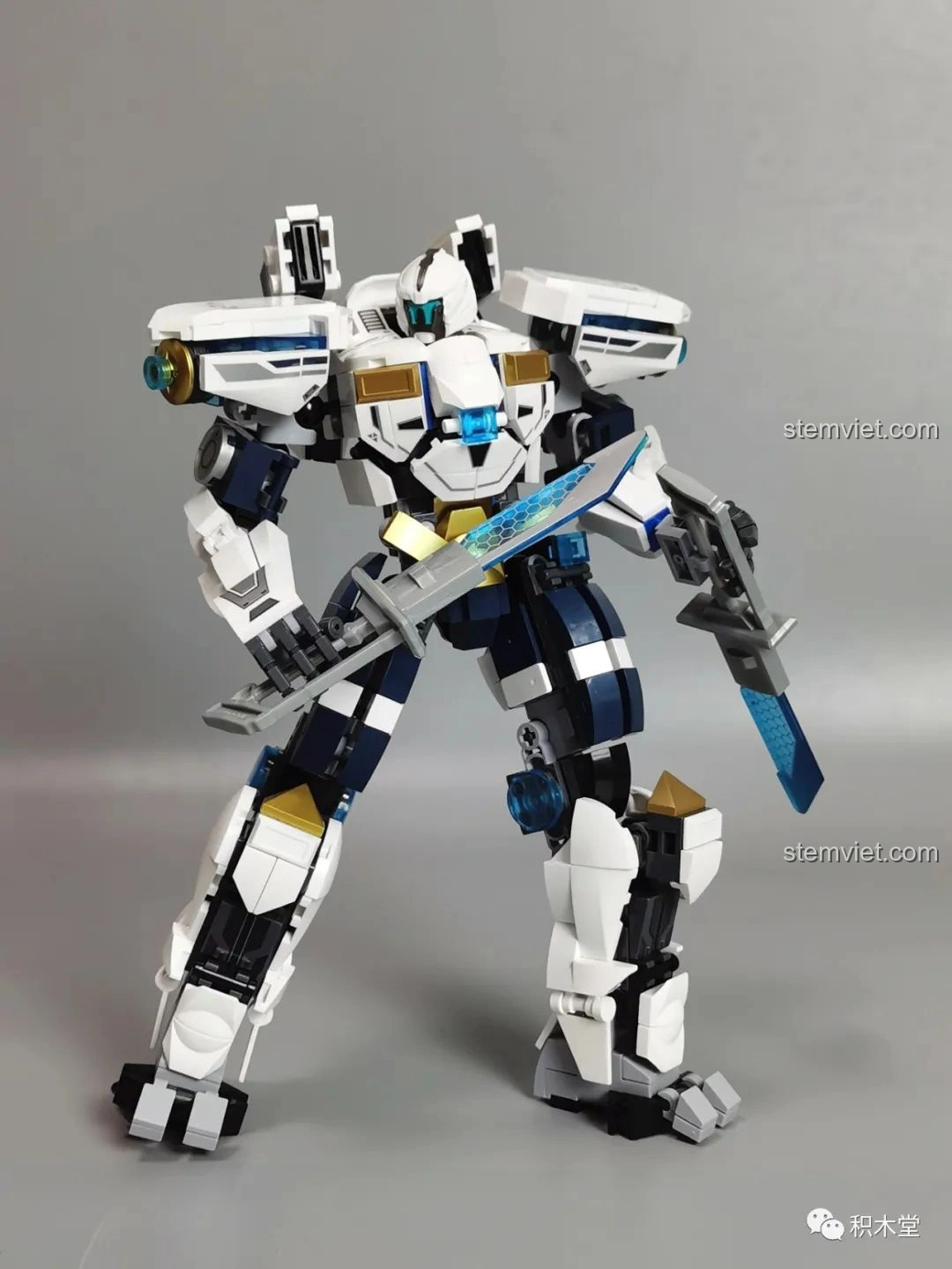 Robot Băng Phong Bảo Vệ Sluban M38-B1151 đứng cạnh sách hướng dẫn, thể hiện sự hoàn thiện của mô hình.