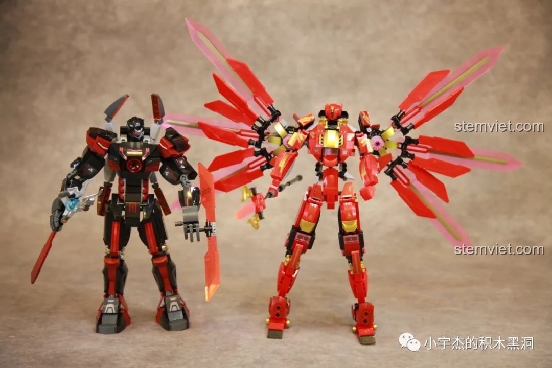 Bộ sưu tập 4 mô hình Mech Master của Sluban, bao gồm Robot Cơ Giáp Quang Kích Athena, thể hiện sự đa dạng trong thiết kế và màu sắc của series.