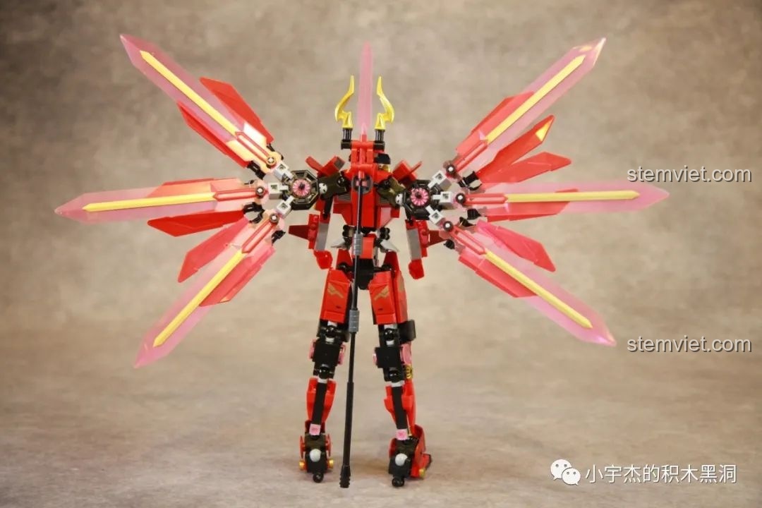 Robot Cơ Giáp Quang Kích Athena từ phía sau, với đôi cánh lớn giúp cân bằng trọng tâm và tạo dáng linh hoạt.