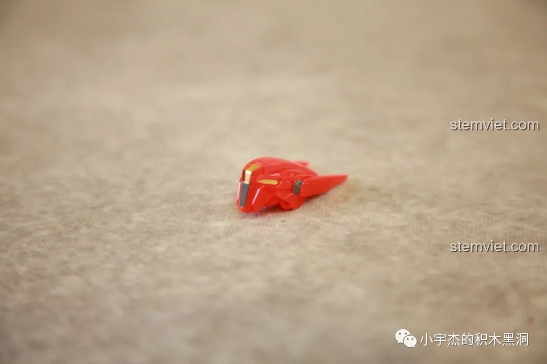 Đầu của mô hình Robot Cơ Giáp Quang Kích Athena Sluban M38-B1152, được thiết kế chi tiết với màu đỏ và vàng, không có hiện tượng lem màu.