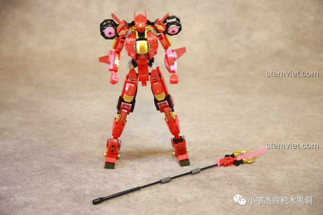 Robot Cơ Giáp Quang Kích Athena đứng vững chãi, thể hiện khả năng giữ thăng bằng tốt sau khi lắp ráp xong phần thân.