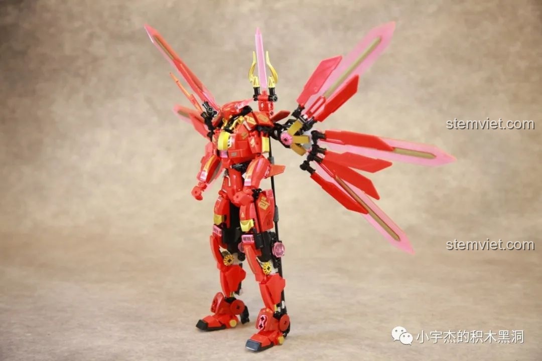 Góc nghiêng của mô hình Robot Cơ Giáp Quang Kích Athena, khoe trọn vẻ đẹp của đôi cánh ánh sáng và thiết kế tổng thể.