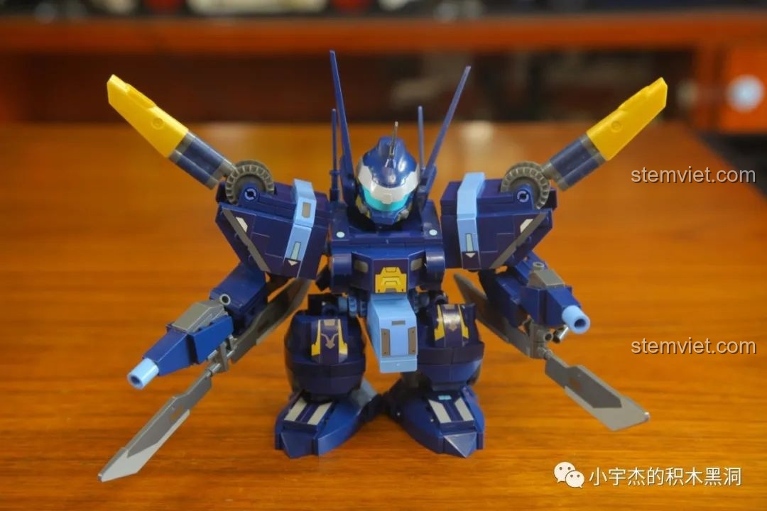 Góc nhìn khác của bộ 3 mô hình Mech Master mini, cho thấy sự đa dạng về màu sắc và hình dáng của các robot nhỏ.