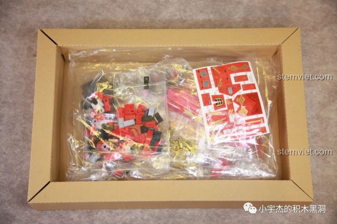 Nội thất bên trong hộp Sluban M38-B1152, bao gồm các túi chi tiết được đóng gói cẩn thận và sách hướng dẫn lắp ráp.