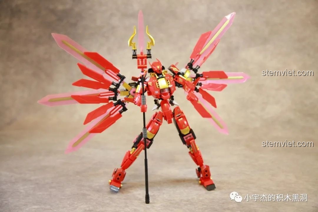 Robot Cơ Giáp Quang Kích Athena và vũ khí Hải thần Tam Xoa Kích, tạo nên một tổng thể hoàn hảo và ấn tượng.