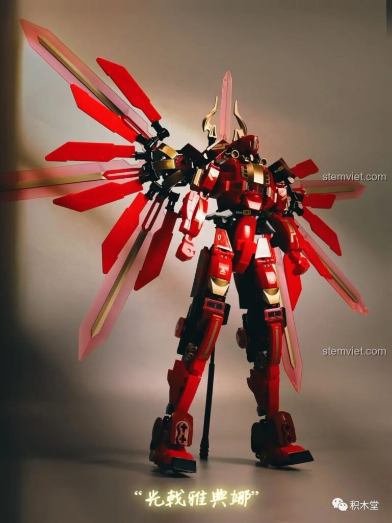 Hình ảnh robot Sluban M38-B1152 Robot Cơ Giáp Quang Kích Athena đang tạo dáng chiến đấu, nổi bật với cánh ánh sáng và màu đỏ vàng rực rỡ, thu hút mọi ánh nhìn.