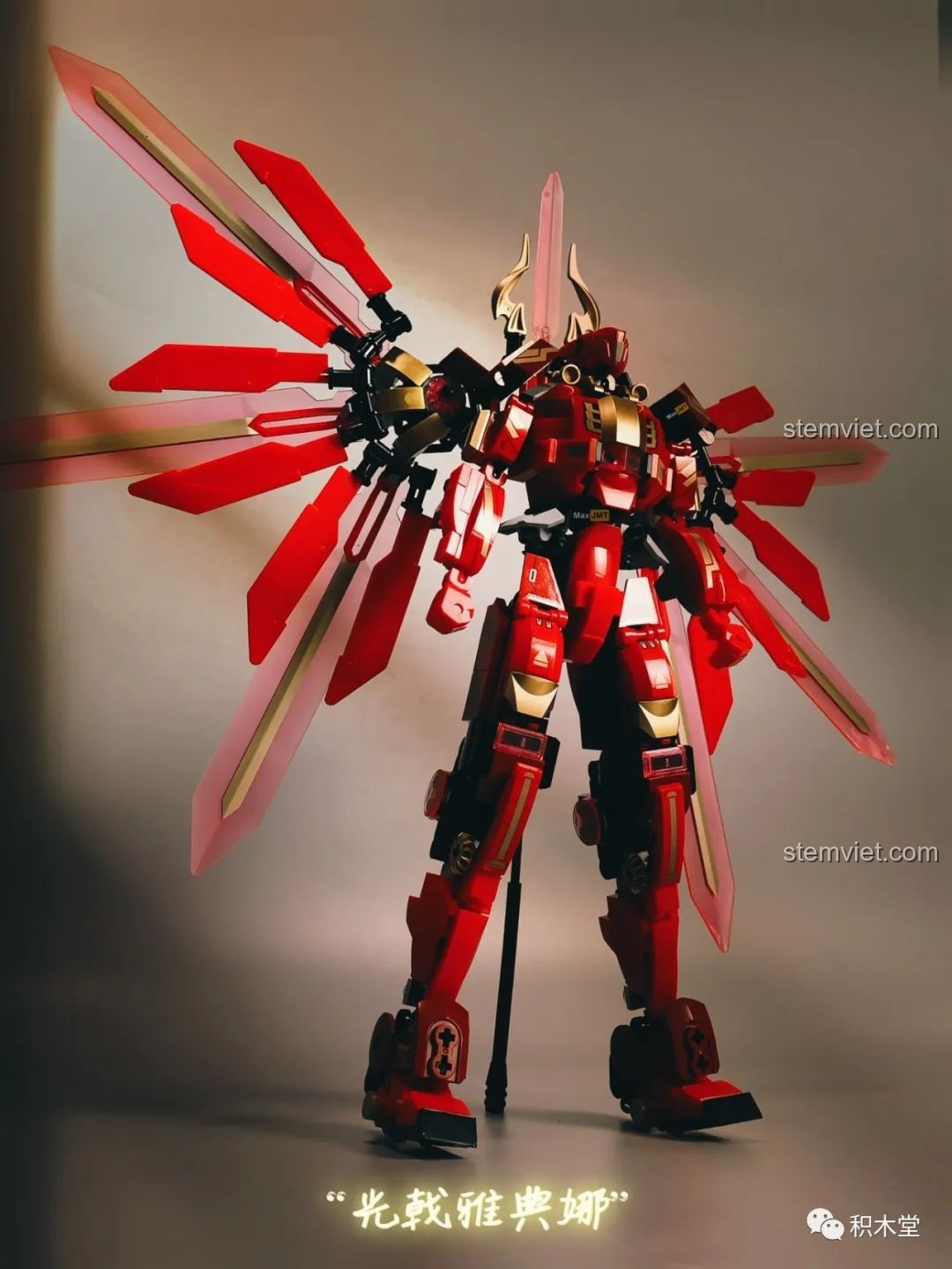 Hình ảnh robot Sluban M38-B1152 Robot Cơ Giáp Quang Kích Athena đang tạo dáng chiến đấu, nổi bật với cánh ánh sáng và màu đỏ vàng rực rỡ, thu hút mọi ánh nhìn.