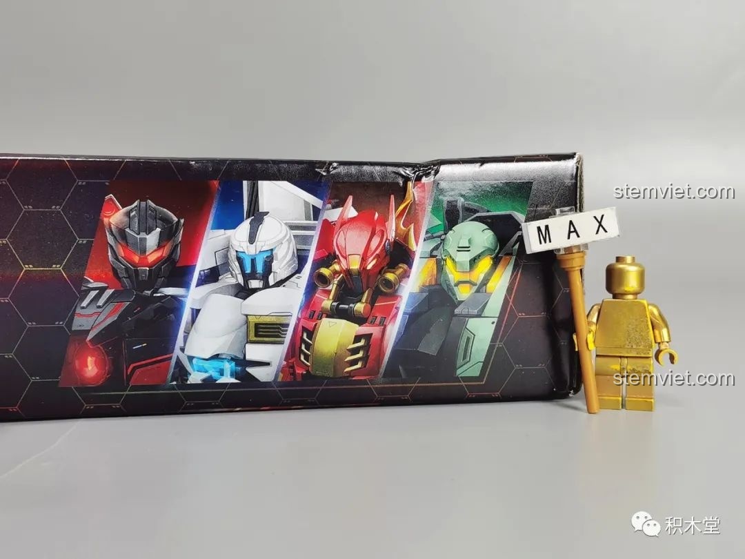 Hình ảnh bốn mẫu cơ giáp khác nhau trong series Mech Master của Sluban, bao gồm cả Robot Cơ Giáp Quang Kích Athena.