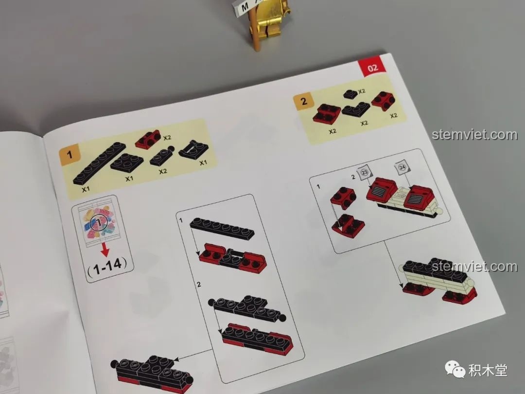 Một trang hướng dẫn lắp ráp chi tiết của bộ Sluban M38-B1152 Robot Cơ Giáp Quang Kích Athena, với các bước rõ ràng và dễ hiểu.