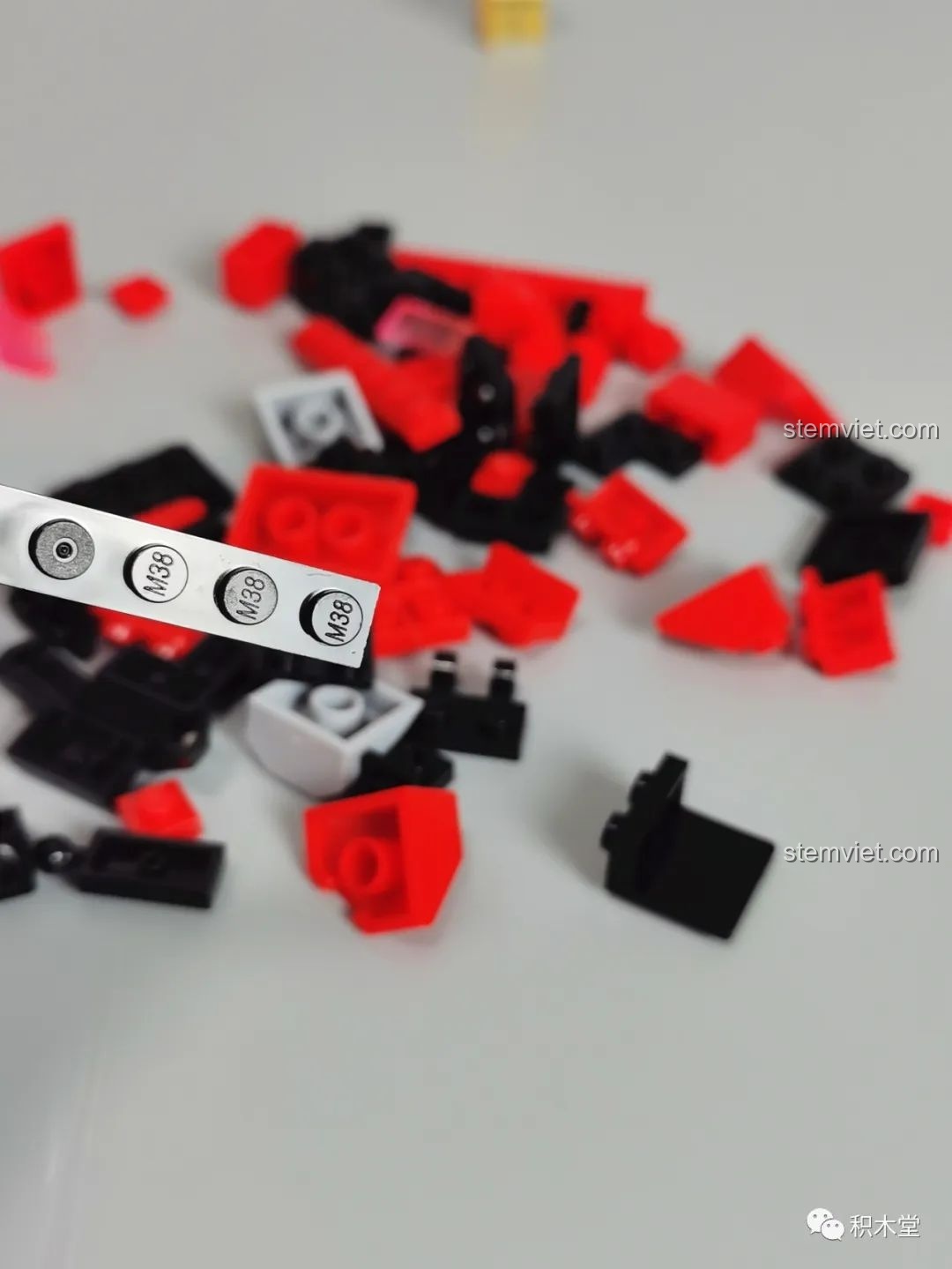 Cận cảnh một mảnh ghép của Sluban M38-B1152 Robot Cơ Giáp Quang Kích Athena có in logo M38, thể hiện chất lượng sản phẩm.