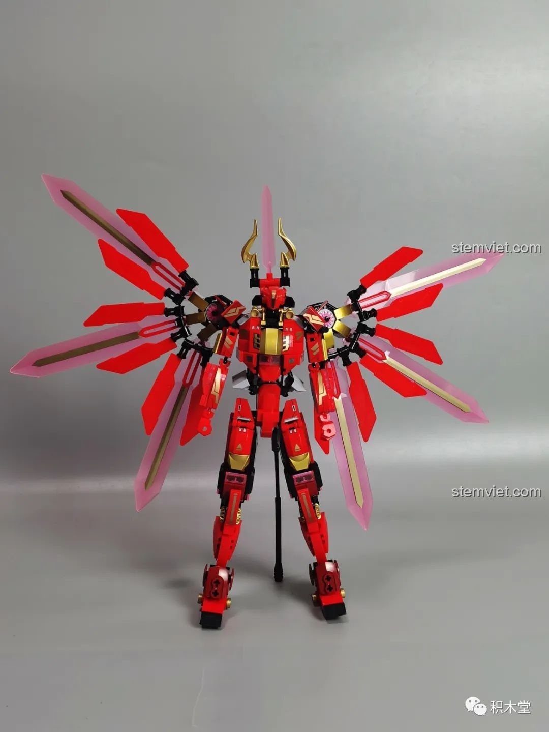 Mô hình Robot Cơ Giáp Quang Kích Athena M38-B1152 của Sluban đã hoàn chỉnh, đứng thẳng và oai vệ, sẵn sàng trưng bày.
