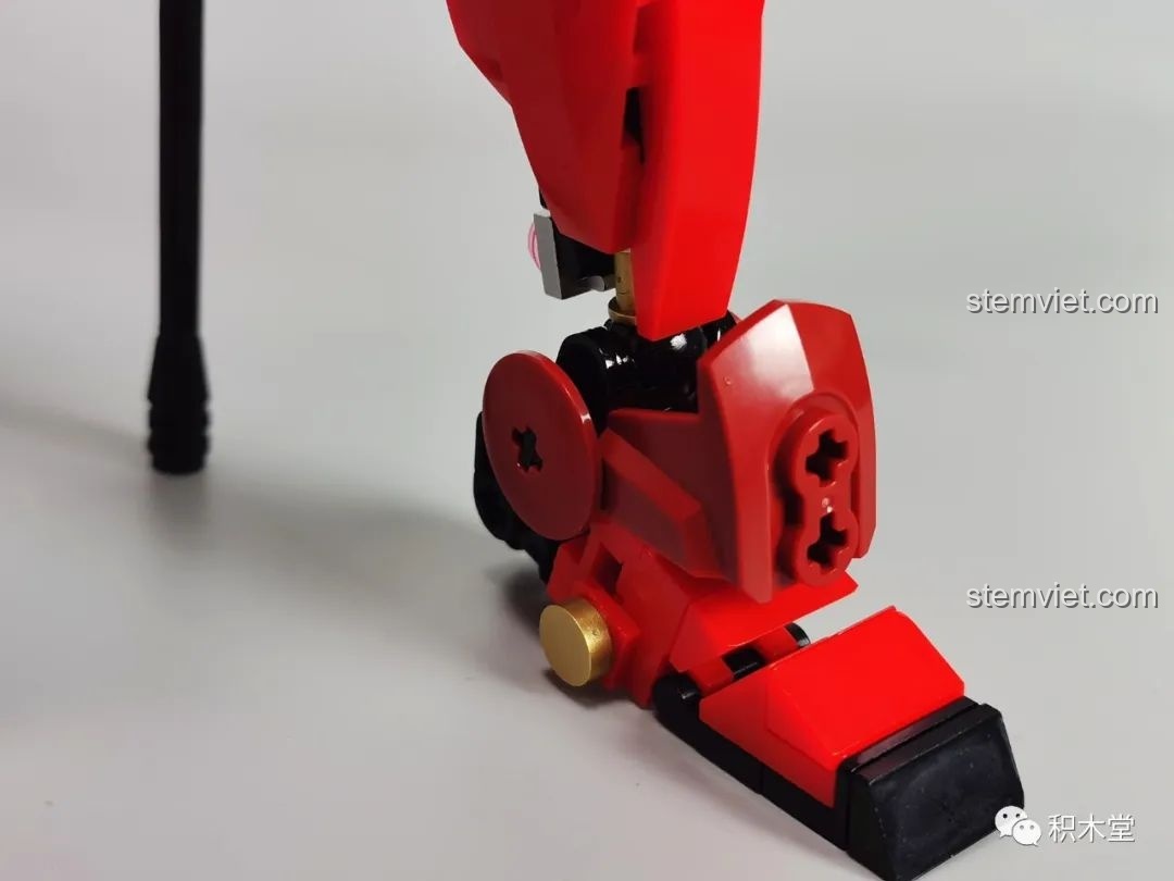 Cận cảnh phần đầu của Robot Cơ Giáp Quang Kích Athena M38-B1152, với thiết kế độc đáo và chi tiết mạ vàng nổi bật.