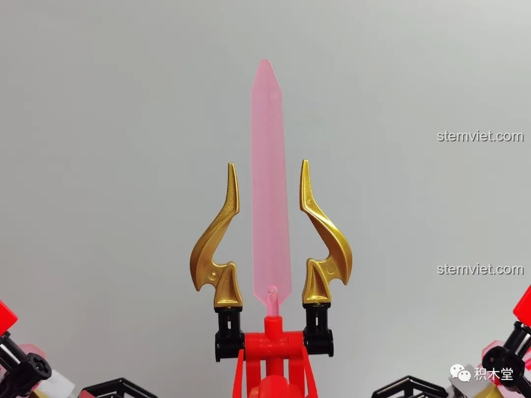 Cận cảnh cơ chế gắn cánh vào lưng của Robot Cơ Giáp Quang Kích Athena M38-B1152, cho thấy các khớp nối chắc chắn.