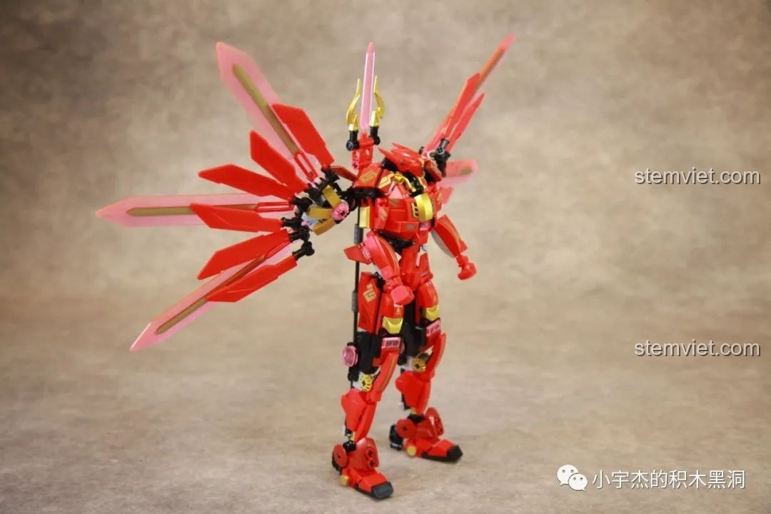 Robot Cơ Giáp Quang Kích Athena cầm vũ khí Hải thần Tam Xoa Kích, tạo dáng mạnh mẽ và uy dũng, sẵn sàng chiến đấu.