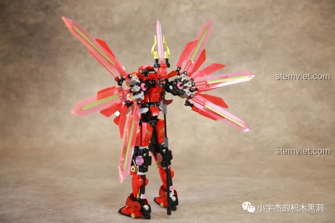 Góc nhìn từ phía sau của Robot Cơ Giáp Quang Kích Athena, cho thấy cấu trúc phức tạp và chi tiết của đôi cánh.