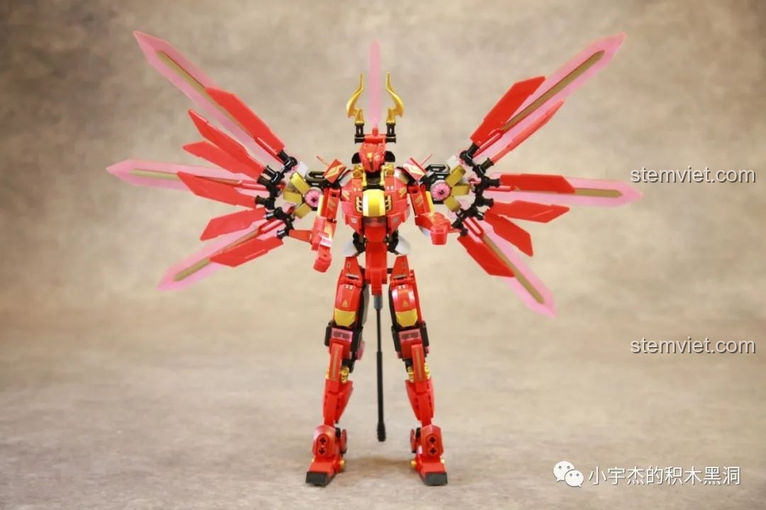 Mô hình Robot Cơ Giáp Quang Kích Athena Sluban M38-B1152 đã hoàn chỉnh, với đôi cánh rực rỡ mở rộng, tạo vẻ ngoài hùng vĩ và ấn tượng.